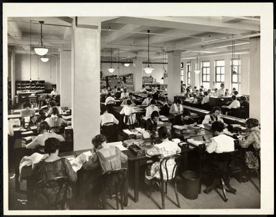 Vue intérieure des femmes travaillant dans le département des commandes à International Magazine Co., 119 West 40th Street, New York - Byron Company